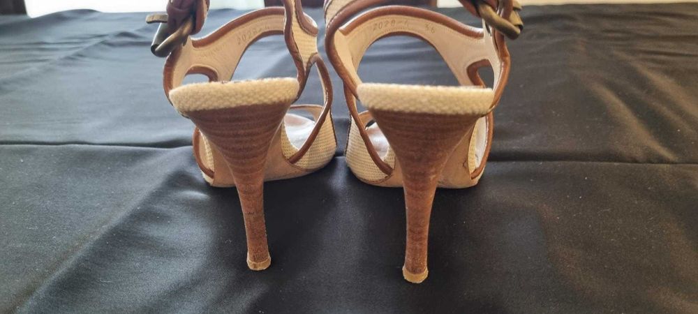 Sandália camel e bege, Carolina Herrera