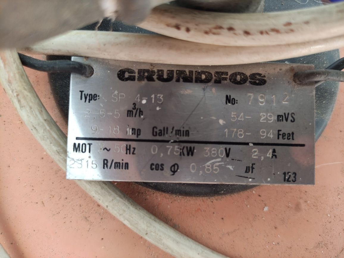 Bomba de furo Grundfos SP4-13 avariada