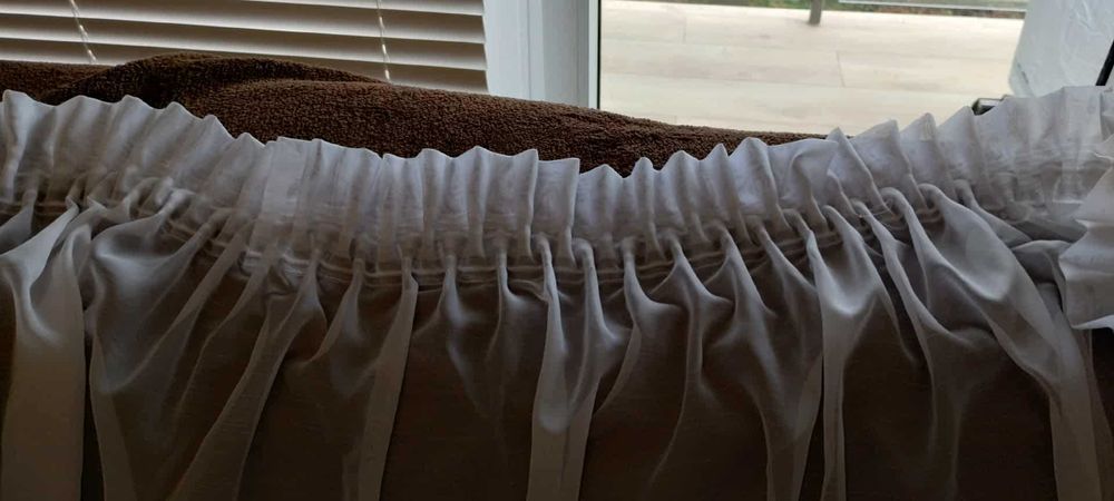 Firanka biała na taśmie marszczącej