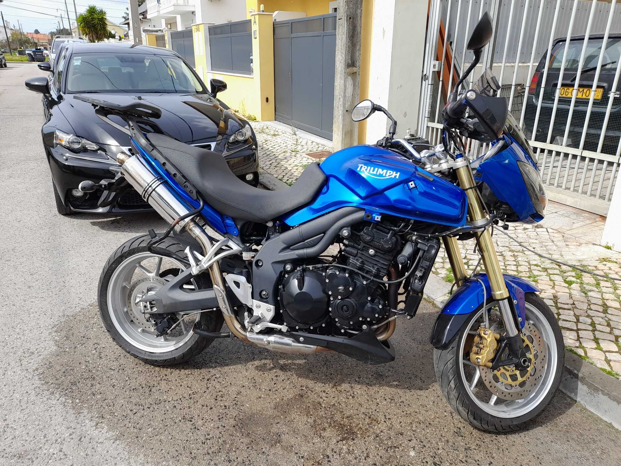 Triumph Tiger 1050i precisa de uns toques