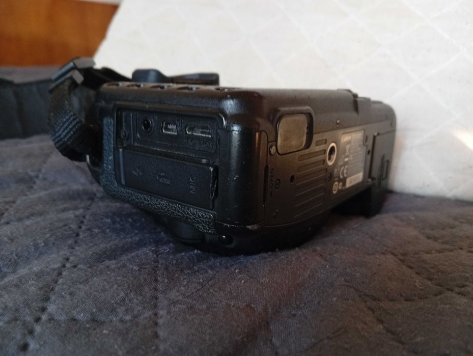 Canon 5D Mark II com 2 baterias e carregador original.