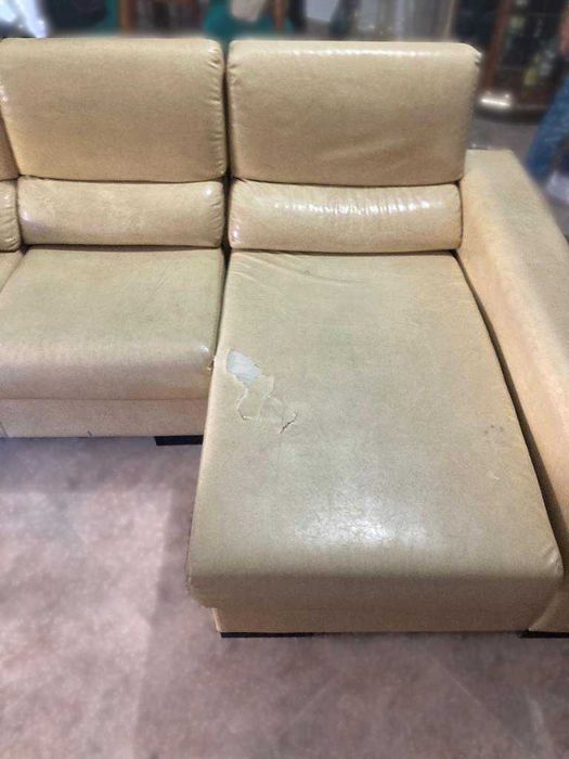 Sofá com chaise long em pele bege