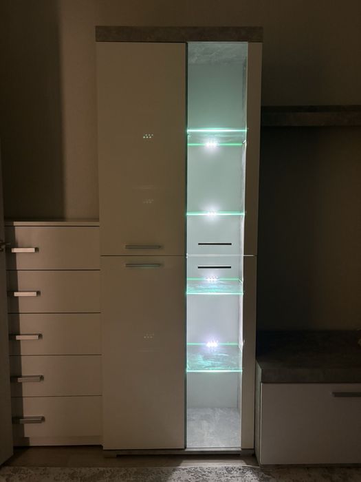 Продам шафу зі скляними дверцятами