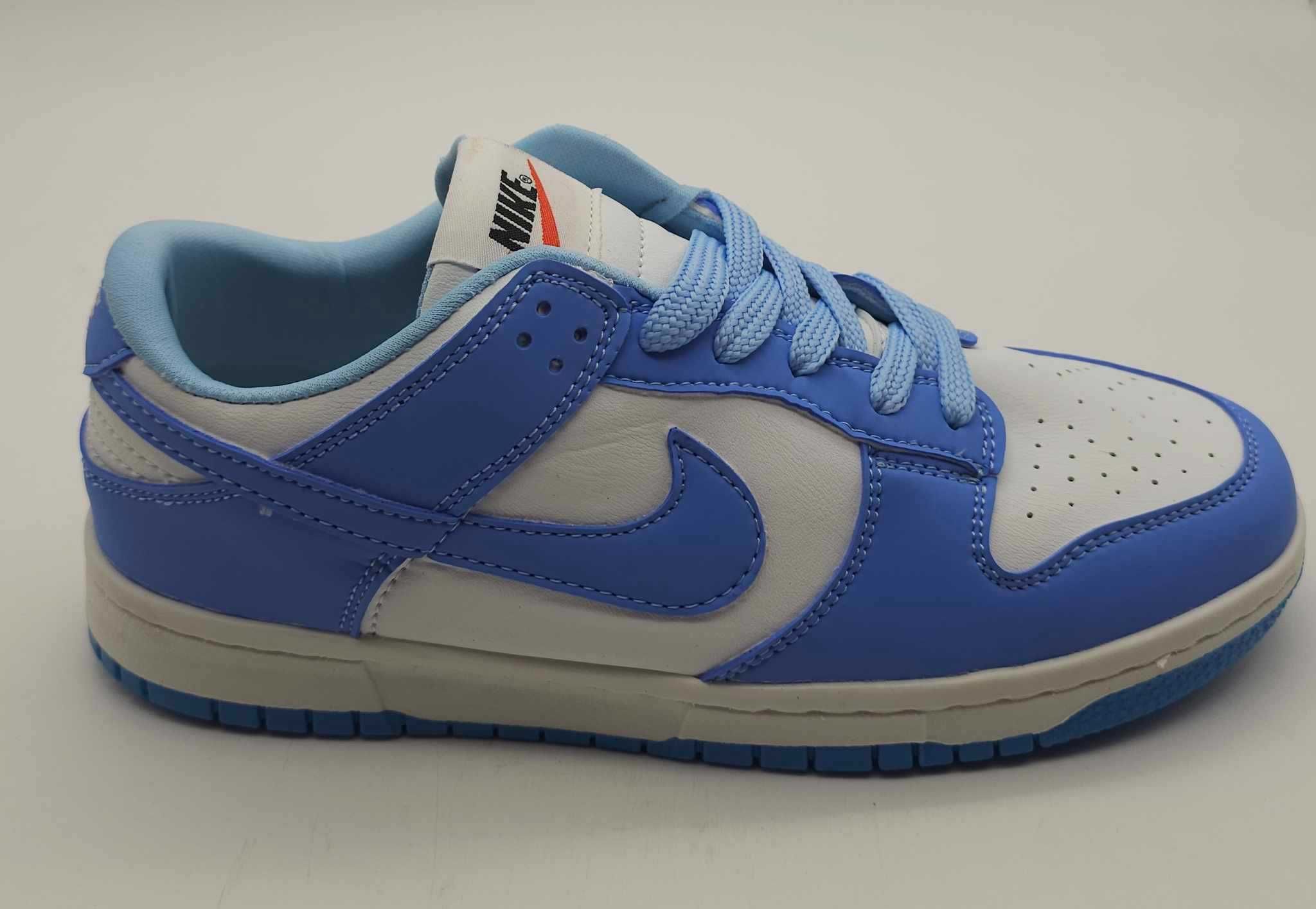 Ténis modelo Dunk branco com azul bebé