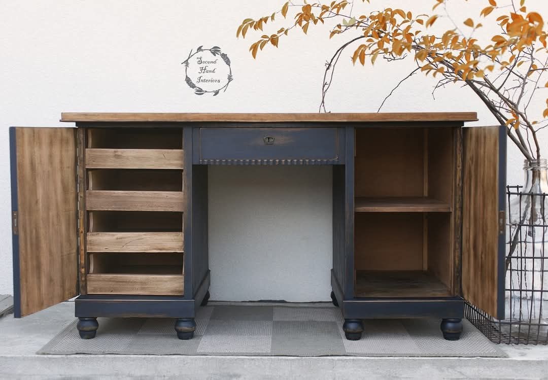 Granatowe biurko gabinetowe