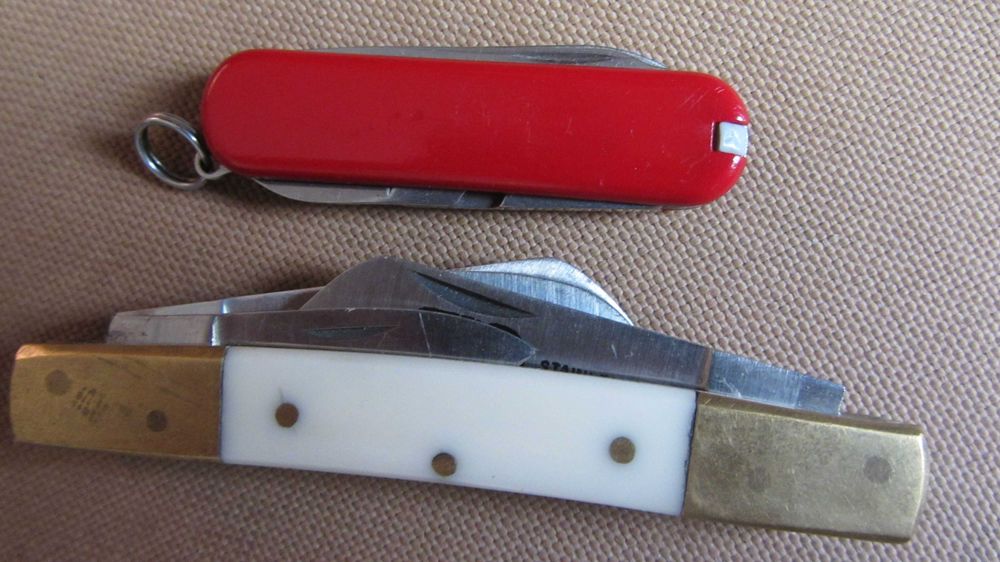 Одним лотом Victorinox Classic SD та HDC Pakistan. Б/у.