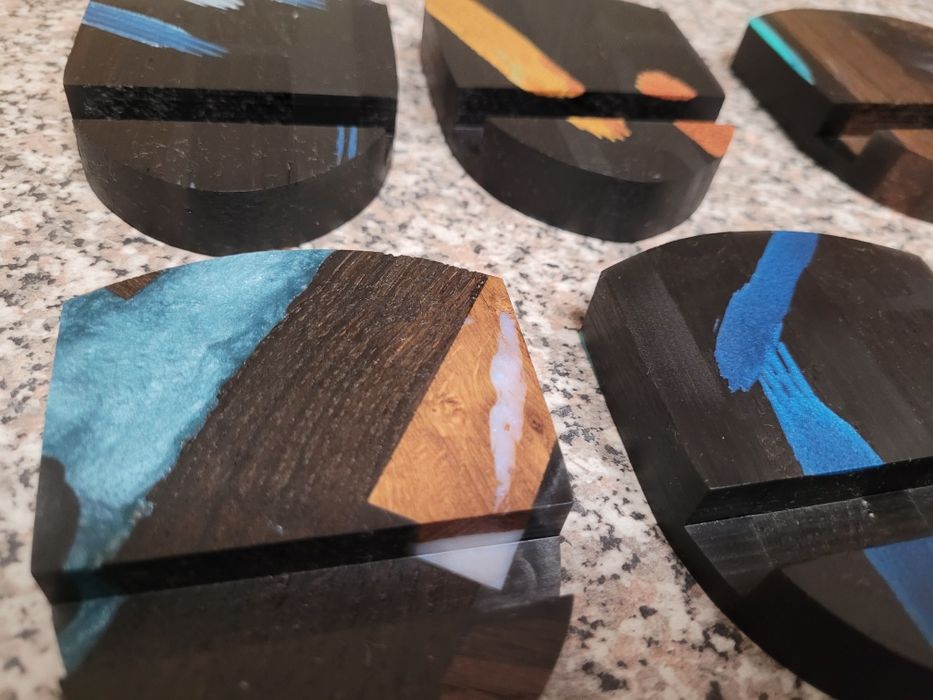 Підставка для телефона, планшета. З мореного дуба та епоксидної смоли.