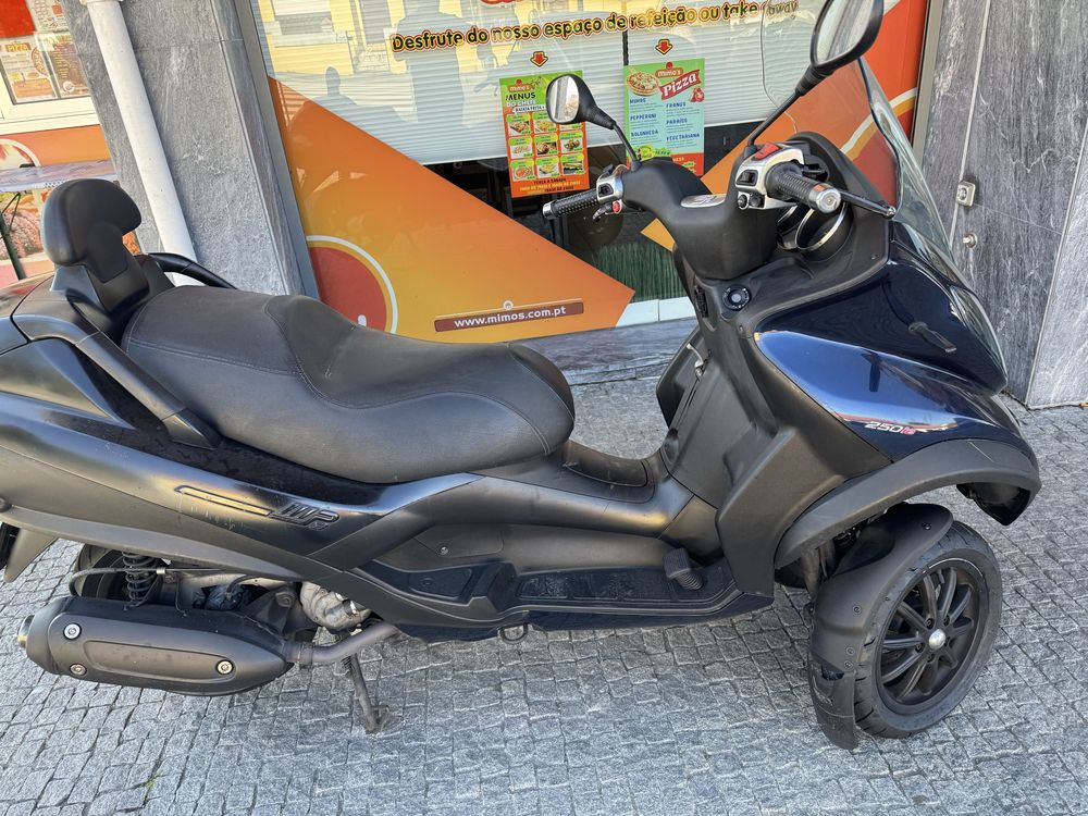 Moto piaggio mp3 250