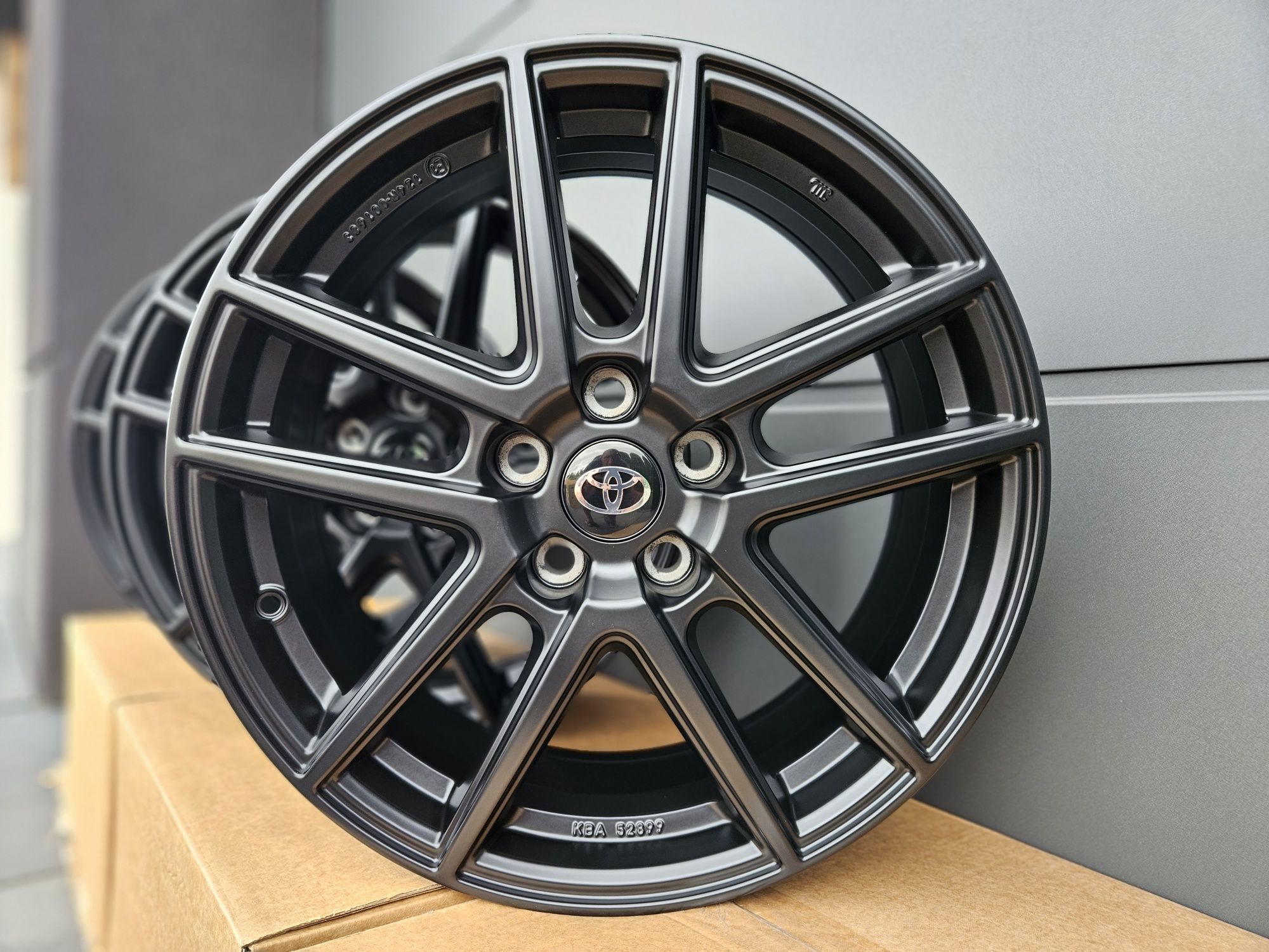 Toyota 18 " Nowe 5x114,3 RAV4 C-HR Corolla Cross CHR Czarne Felgi