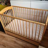 Łóżeczko drewniane dla niemowlaka