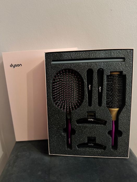 Подарунковий набір Dyson 5 предметів
Масажна щітка 
Щітка браш
Гребінь