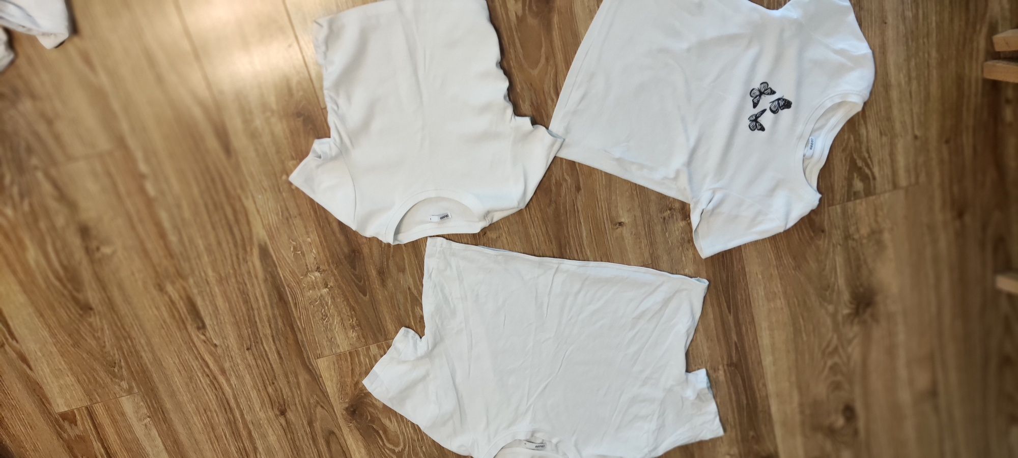 Zestaw 7 szt białych koszulek dziewczęcych.