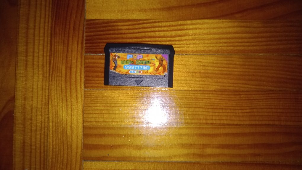 Vendo consola portátil com jogos clássicos