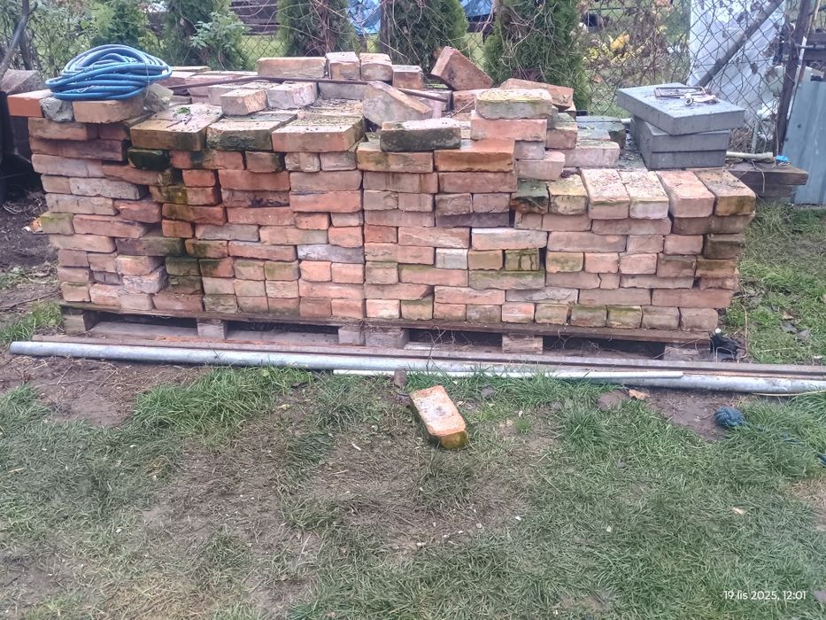 Stara cegła rozbiórkowa