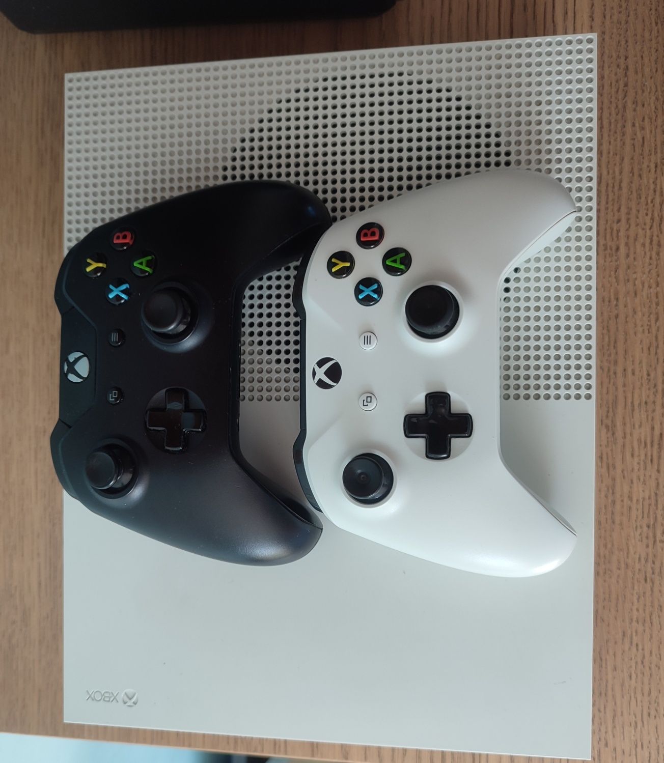 Xbox one S 512GB+Gry+Pady