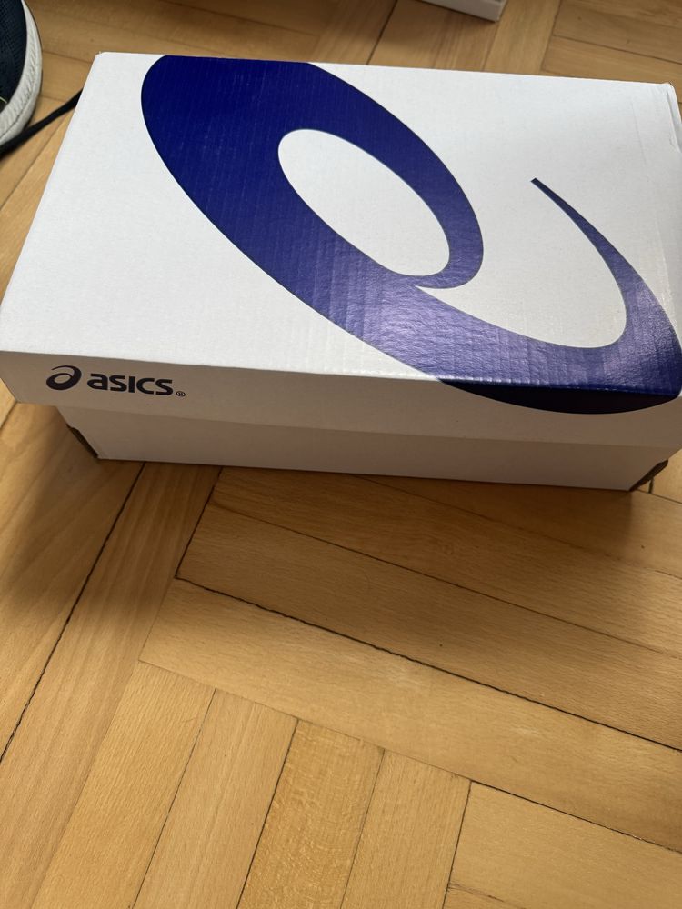 Нові кросівки Asics з коробкою.