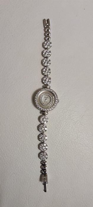 Женские серебряные часы.