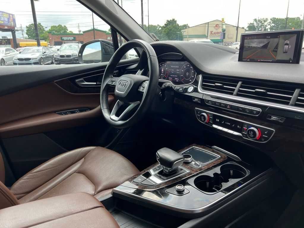 2017 Audi Q7 3.0T Prestige на пневмопідвісці на майданчику в США