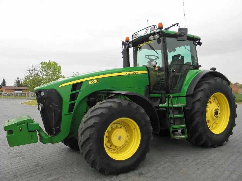 John Deere 8230 POWERSHIFT , Amortyzowna przednia os, Nie Malowany , Stan Bardzo Dobry