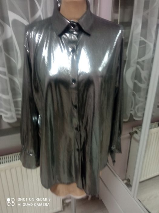 Piękna metaliczna srebrna koszula