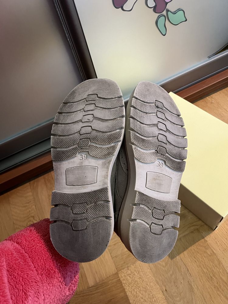 Взуття жіноче черевики чоботи лофери кросівки уги
