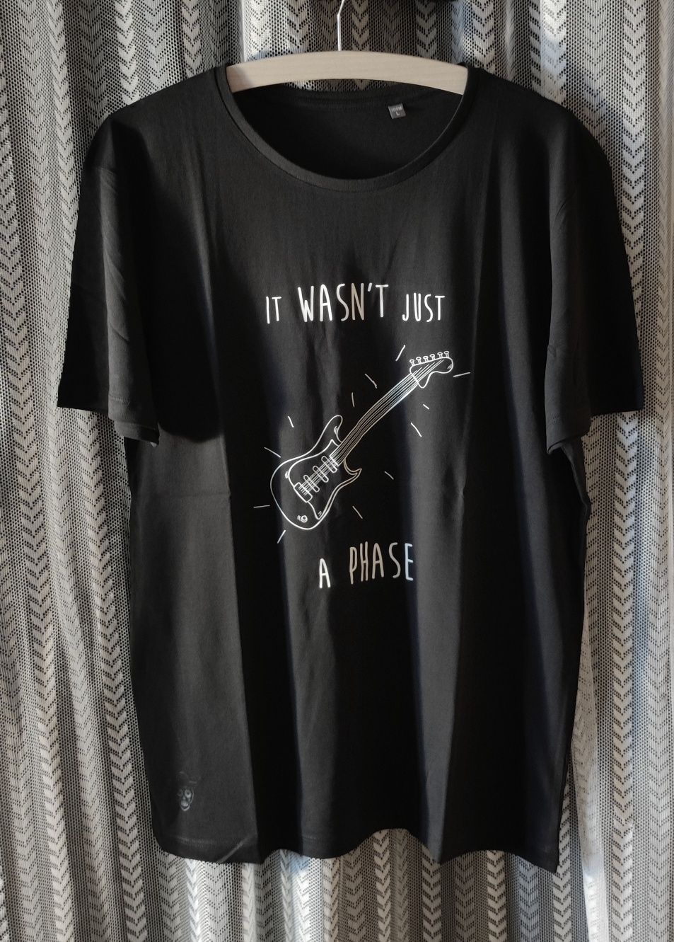 T-shirts "Não Era Apenas Uma Fase" preto I