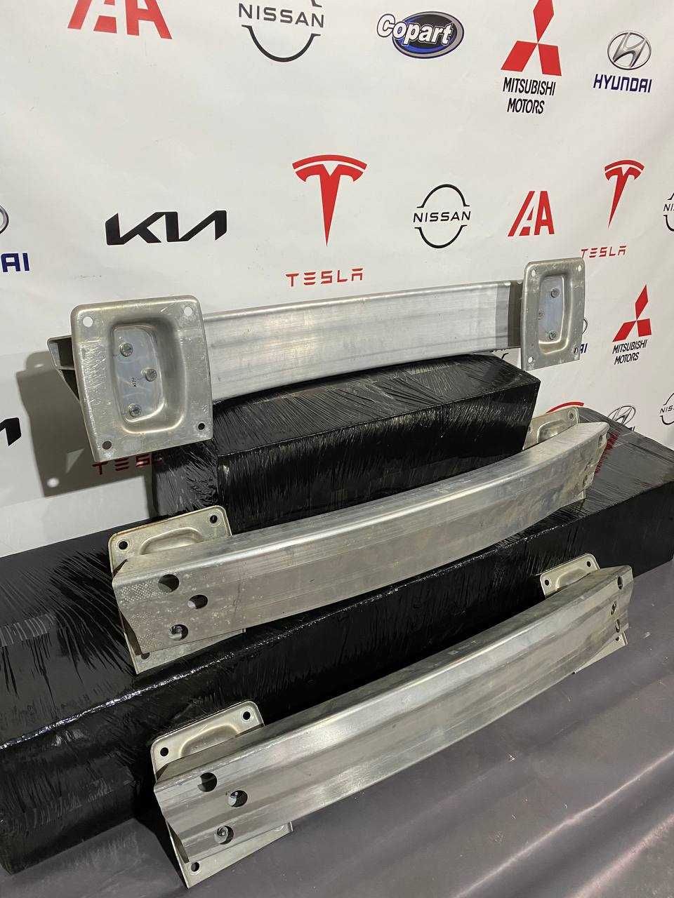 Підсилювач заднього бампера Tesla Model 3 1095314-99-C