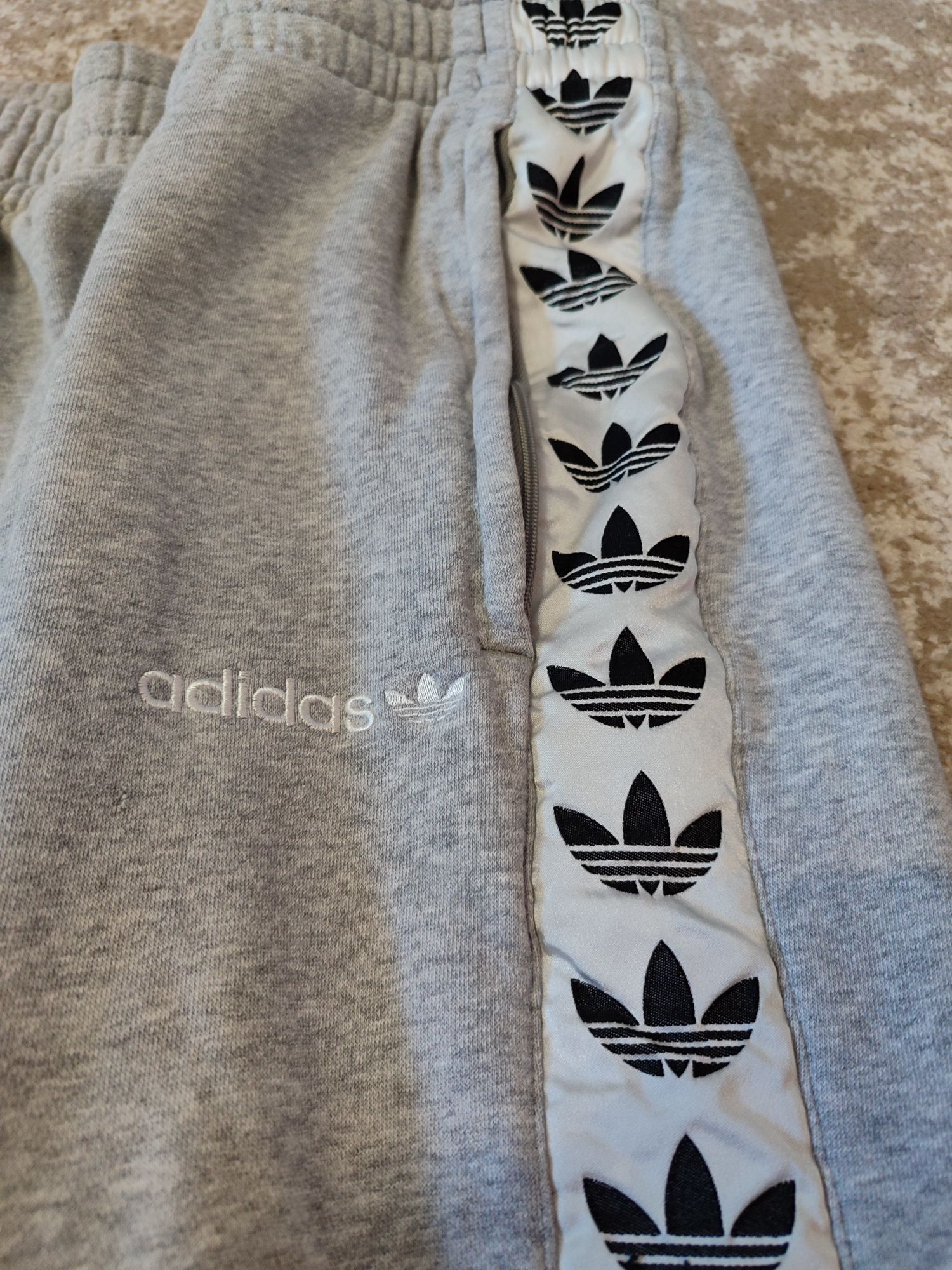 Штани Adidas на лампасах