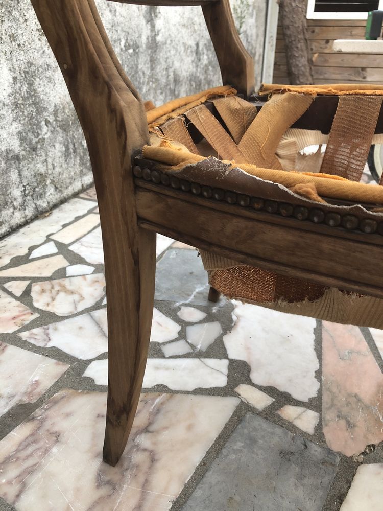 Cadeira de madeira para restauro