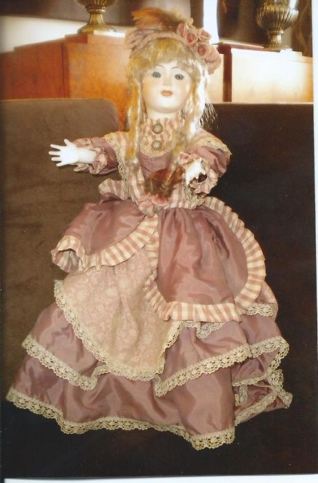 Boneca de Porcelana Lindíssima Vestido em Seda