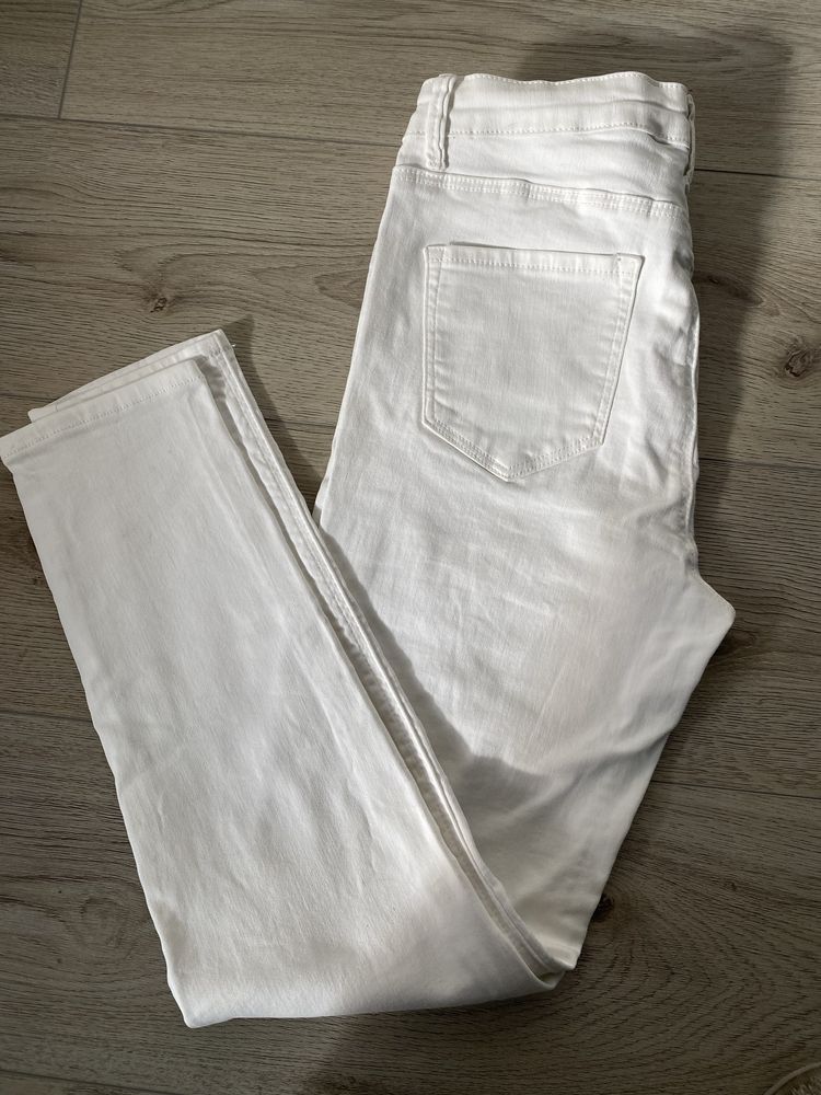 Білі джинси розміру М