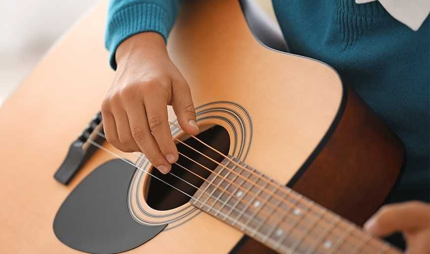 Lekcje gry na gitarze dla początkujących.