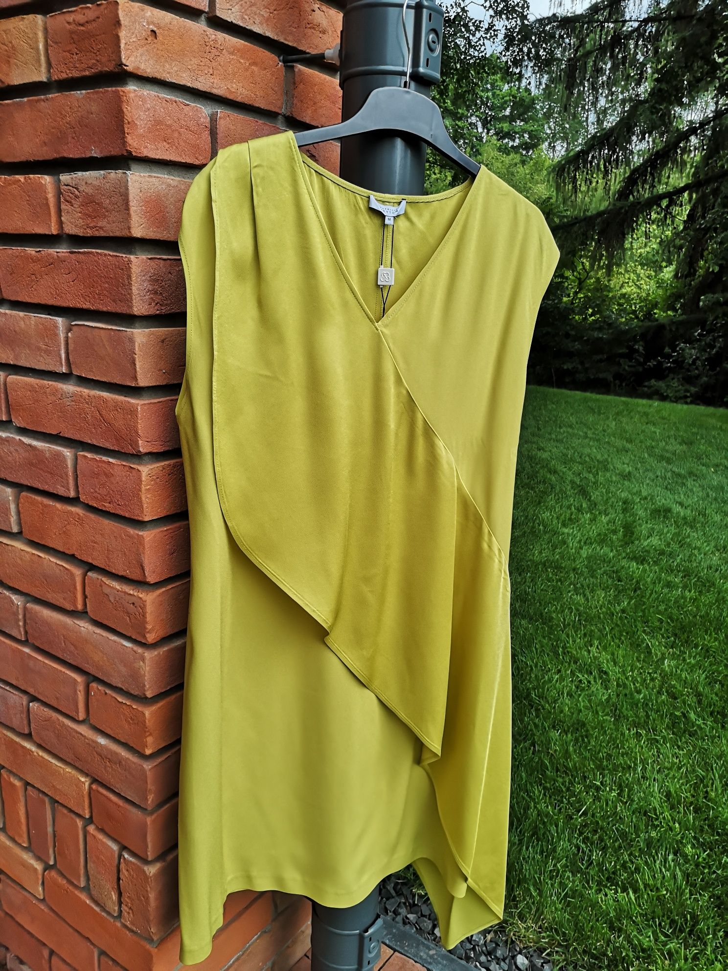 Limonkowa żółta sukienka ze skośną falbaną - Patrizia Aryton Żółty