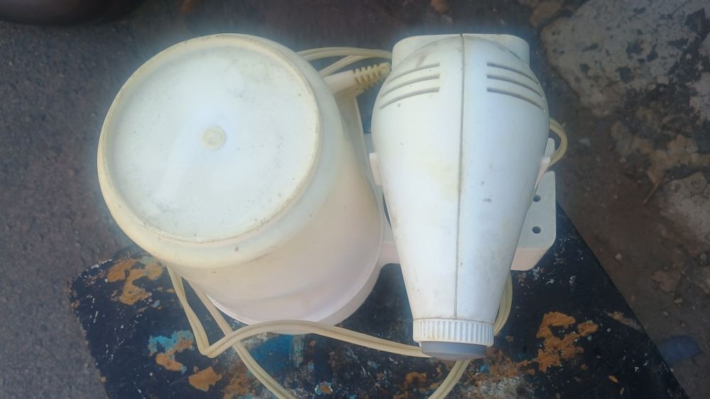 Міксер з насадками, підставкою та чашою. Працює.