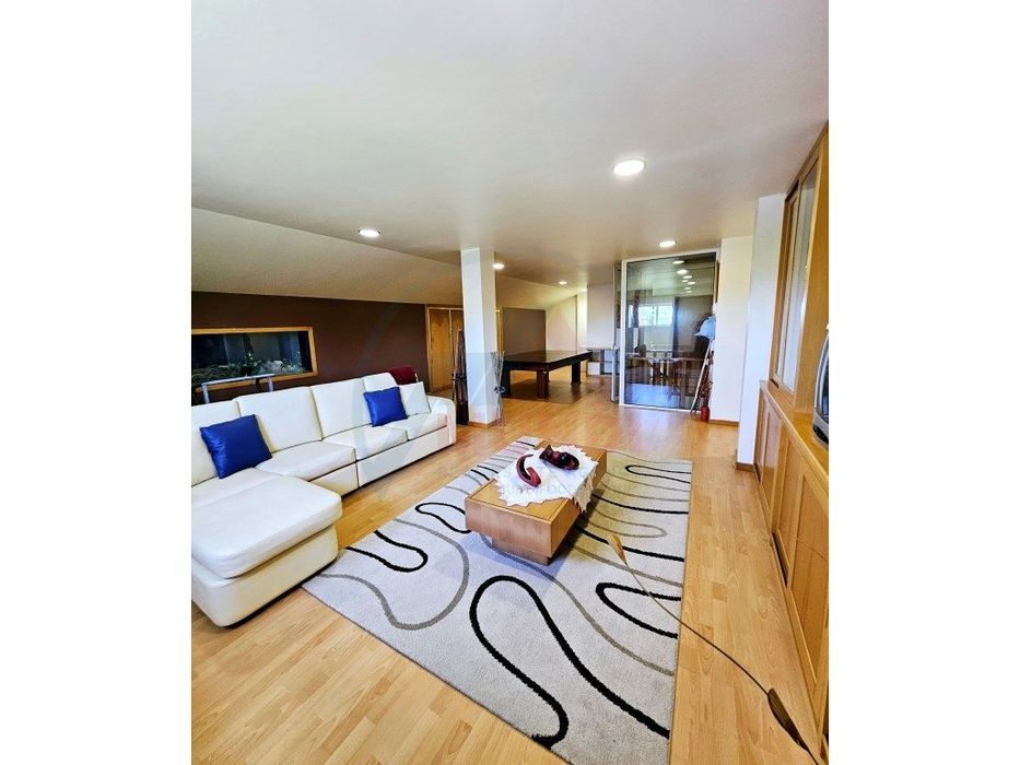 Apartamento T2+2 +2 (arrumo no ultimo piso com entrada independente...