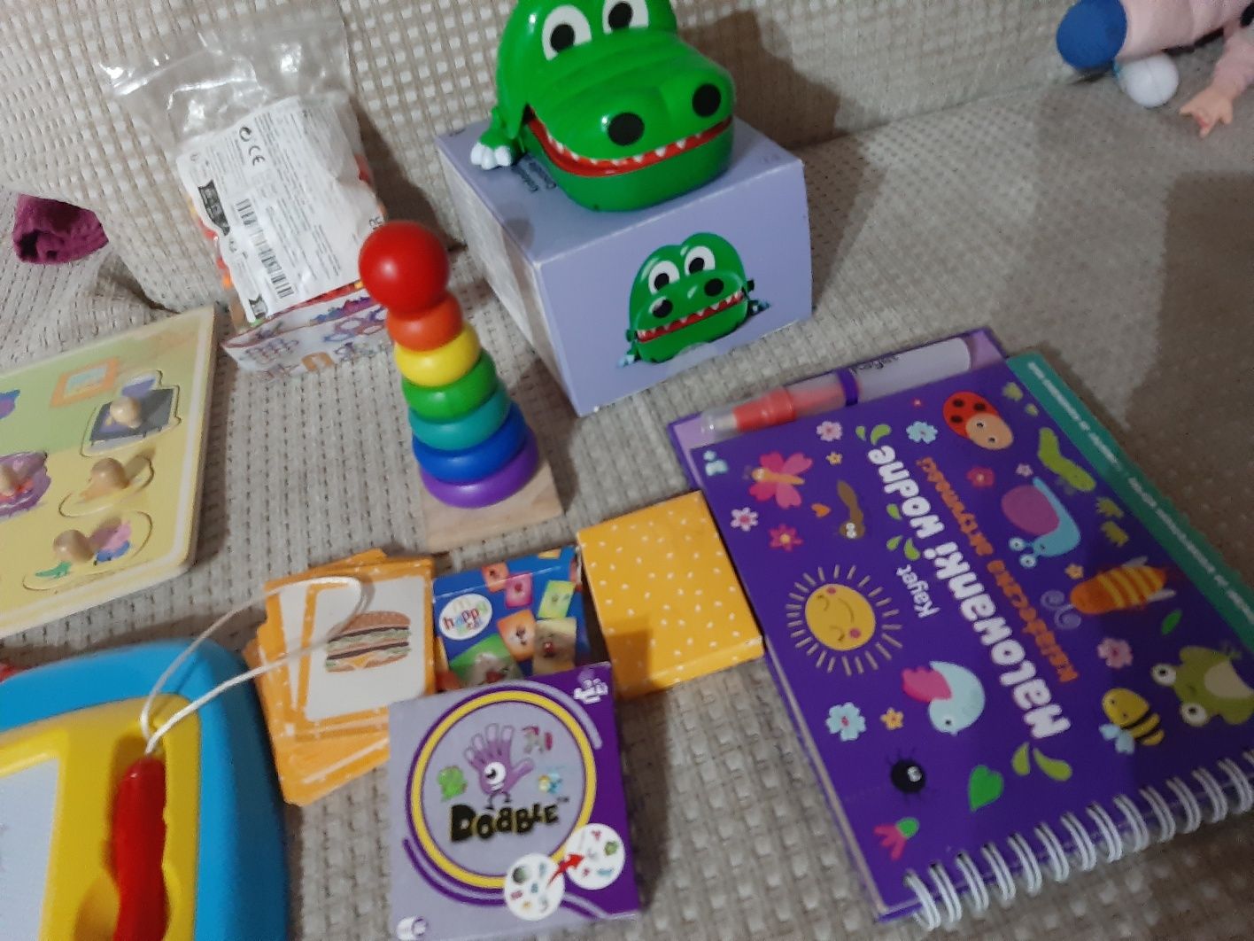 Zestaw zabawek edukacyjnych sorter tablica magnetyczna klocki krokodyl