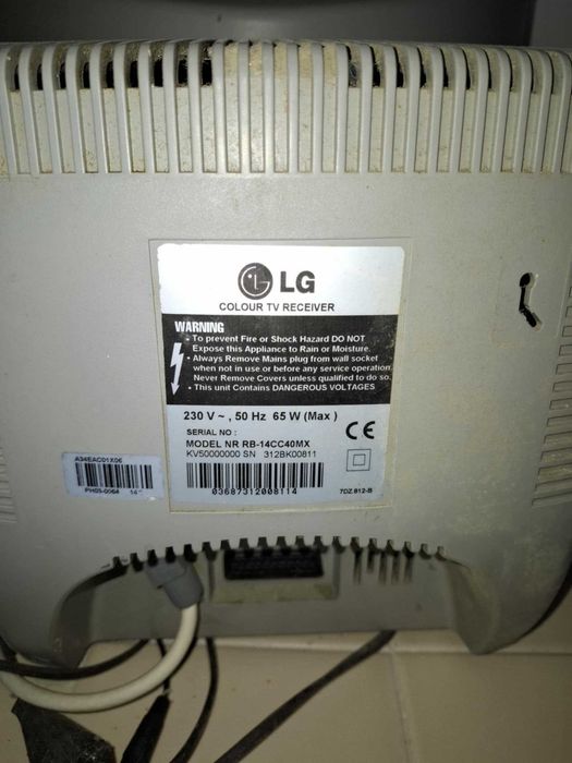 TV LG cinzenta e Grunding preta antigas