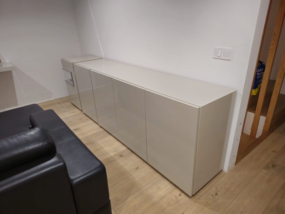 Aparador lacado cinza claro