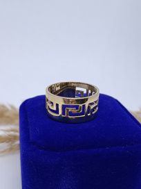 Widoczny pierścionek obrączka ze złota, złoto 333, wzór grecki