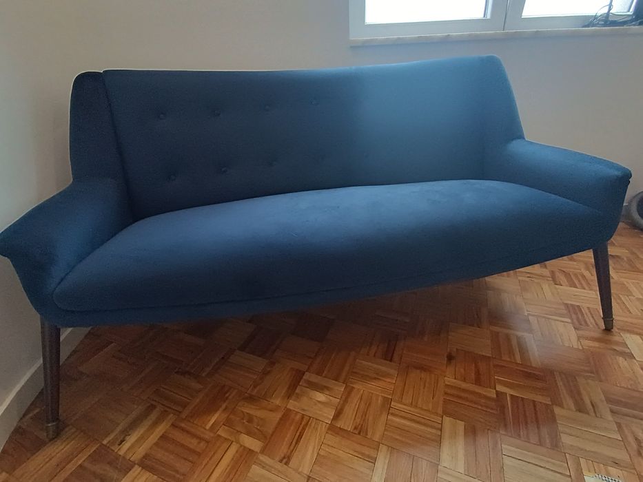 Sofá 3 lugares azul escuro com pés em agulha