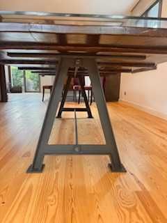 Mesa de jantar 120cmX260cm. Pé em ferro, tampo porta antiga e vidro.