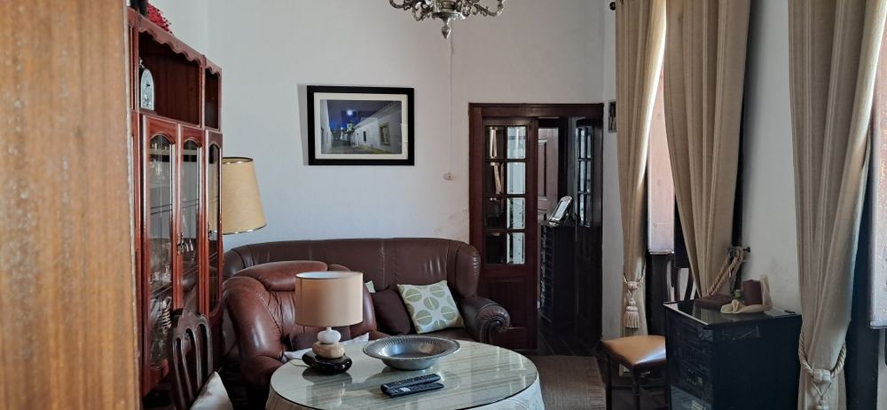 Casa habitável em Alvito com duas propriedades rústicas