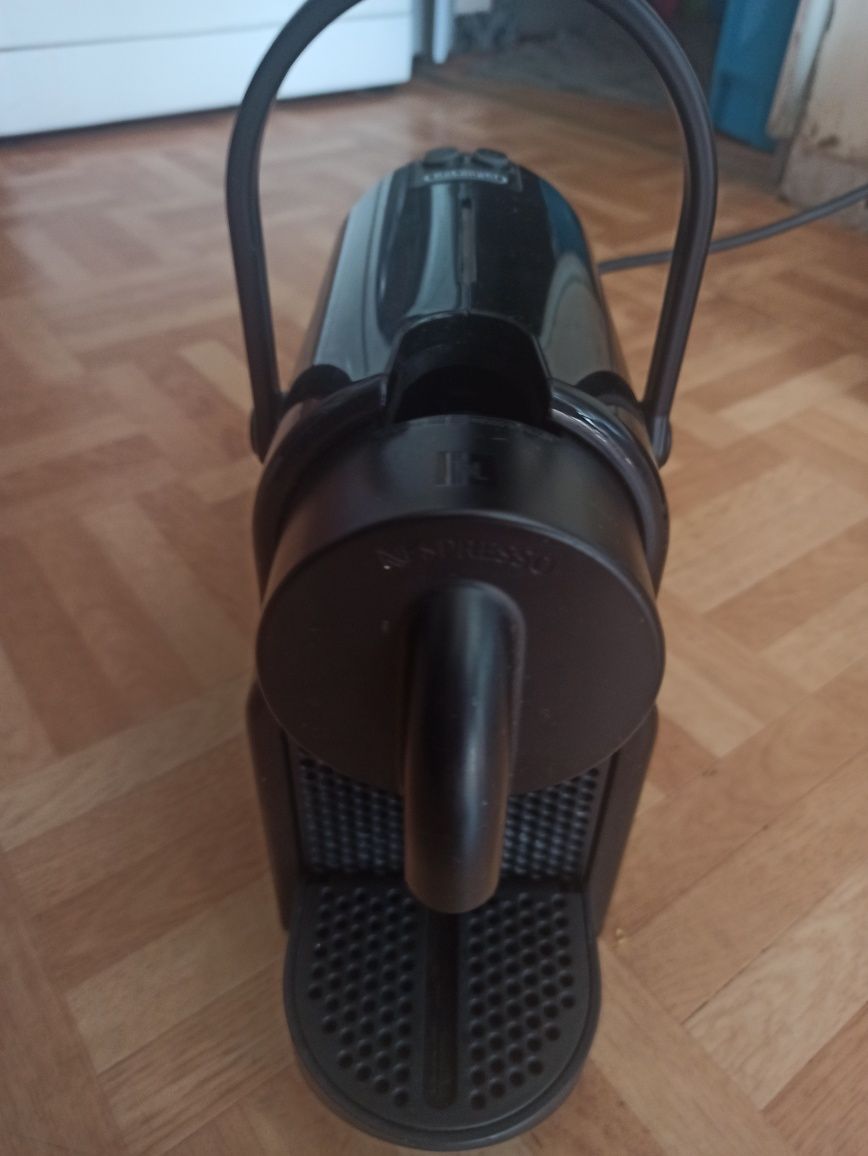 Express kapsulkowy DeLonghi