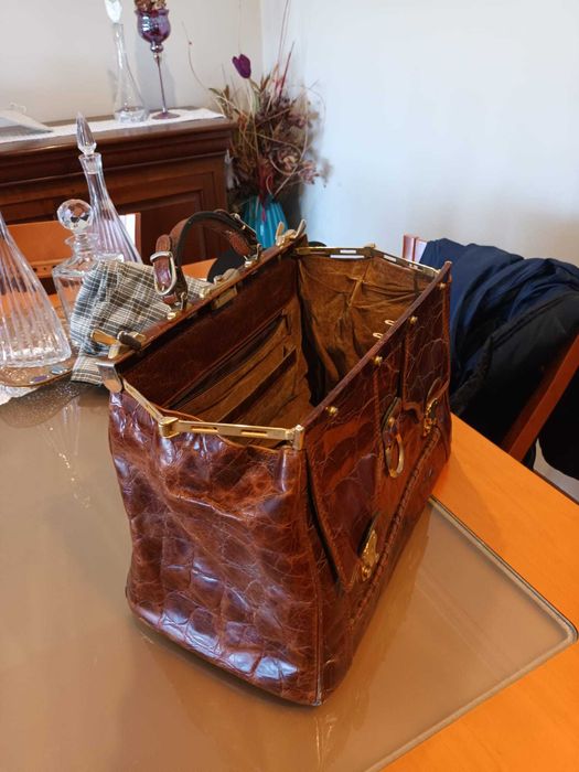 Carteira em 100% Pele Genuína (Apenas Contacto Telefónico/SMS)