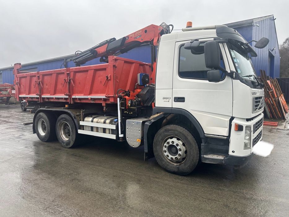 Volvo FM com grua e bascula