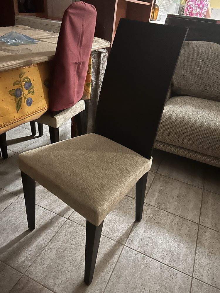 Mesa e 8 cadeira em excelente estado