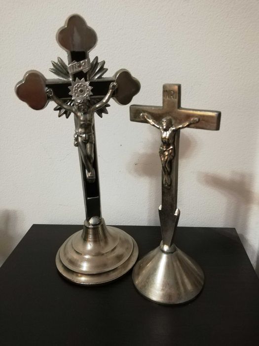 Zabytkowe dwa krucyfiksy na postumencie stan bardzo dobry