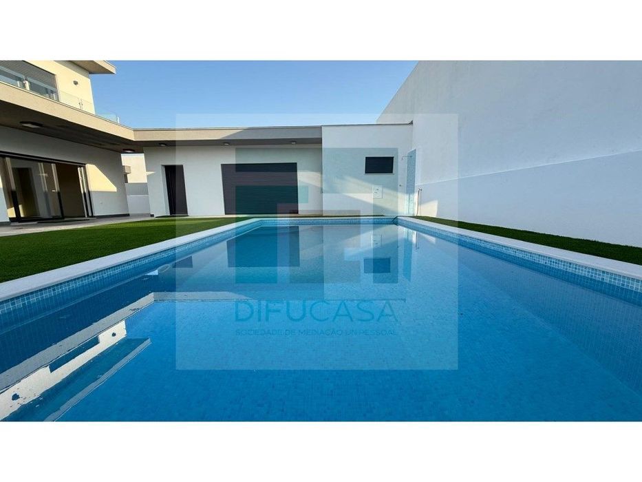Moradia Isolada T4 com 4 Suites, Piscina e Garagem em Azeitão