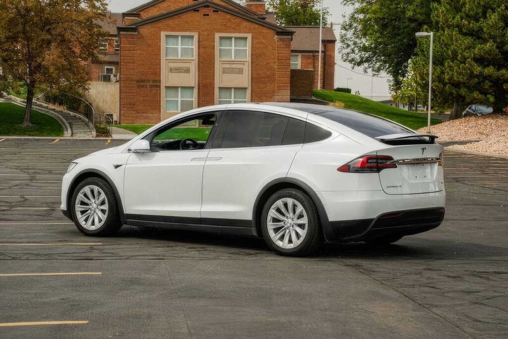 Tesla Model X      2016
