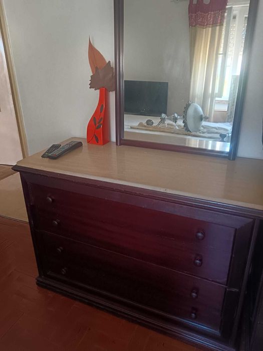 Conjunto de Mobilia de Quarto em Madeira Maciça e tampos em mármore